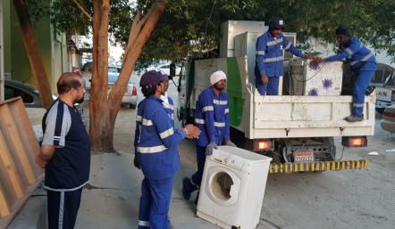 بلدية "الجنوبية" تزيل مخالفات إشغال الطريق في سوق الرفاع