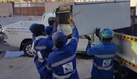 بلدية "الجنوبية" تزيل إشغالات الطريق في النويدرات مجمع 646