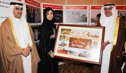 البلدية الجنوبية تهدي سعادة وزير شئون البلديات لوحة تذكارية