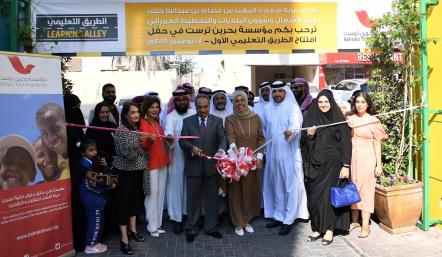 وزير "الأشغال" يفتتح أول طريق تعليمي في البحرين بدءاً من الرفاع