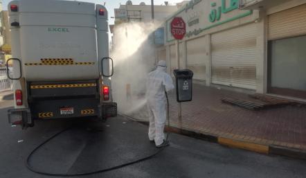بلدية "الجنوبية" تعقم الأسواق والشوارع العامة للوقاية من (كورنا)