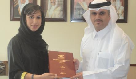 مدير عام بلدية المنطقة الجنوبية يتسلم رسالة الماجستير من رئيس العلاقات العامة