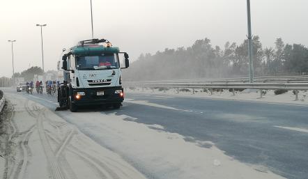 بلدية الجنوبية تزيل ?? شحنة رمال إثر موجة الغبار