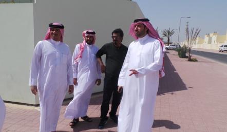 مدير عام البلدية الجنوبية والبلدي عبداللطيف سلمان يقومان بجولة تفقدية للاطلاع على احتياجات الدائرة السابعة