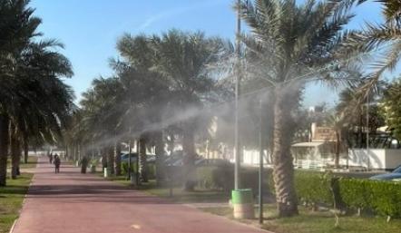 البلدية الجنوبية تنشئ أول نظام مرشات لتبريد الجو بممشى مدينة عيسى المطاطي