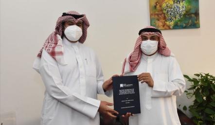 استقبل رئيس مجلس أمانة العاصمة المهندس صالح طرادة في مكتبه بالزنج المهندس عمار ياسر القائم بأعمال مدير إدارة الثروة السمكية ورئيس قسم الرقابة والتفتيش بأمانة العاصمة وذلك بمناسبة حصوله على درجة الماجستير من جامعة "أكس مارسيليا" الفرنسية حول نظام بنايات لرخص البناء. وأشاد رئيس المجلس بما تضمنته أطروحة الماجستير التي سلطت الضوء على التغييرات التي أحدثها نظام "بنايات" في دور الحكومة من مقدم للخدمة إلى منظم وشريك في هذه الخدمة، وأثر ذلك على رضا العملاء وما استحدثه هذا النظام من سرعة في إنهاء المعاملات.