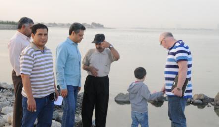 مدير عام بلدية "الوسطى" يتفقد ساحل العكر ويوجه لإزالة المخلفات