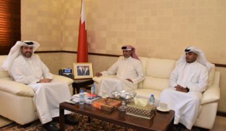 سعادة المدير العام مع الشيخ سلمان بن عيسى الخليفة