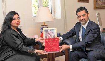 الوزير المبارك خلال إستقباله الموظفة العوضي 