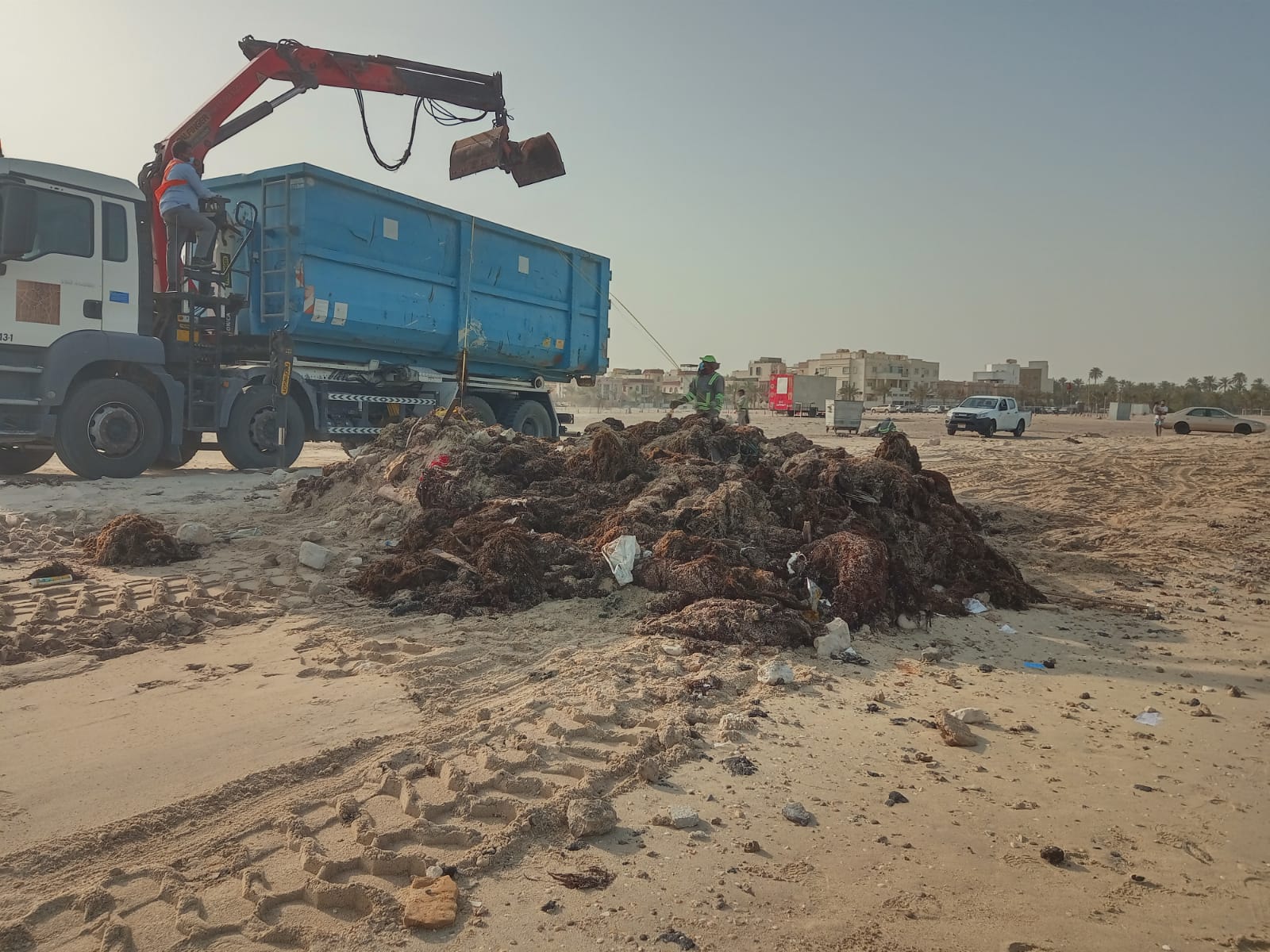 جانب آخر من أعمال التنظيف ساحل كرباباد