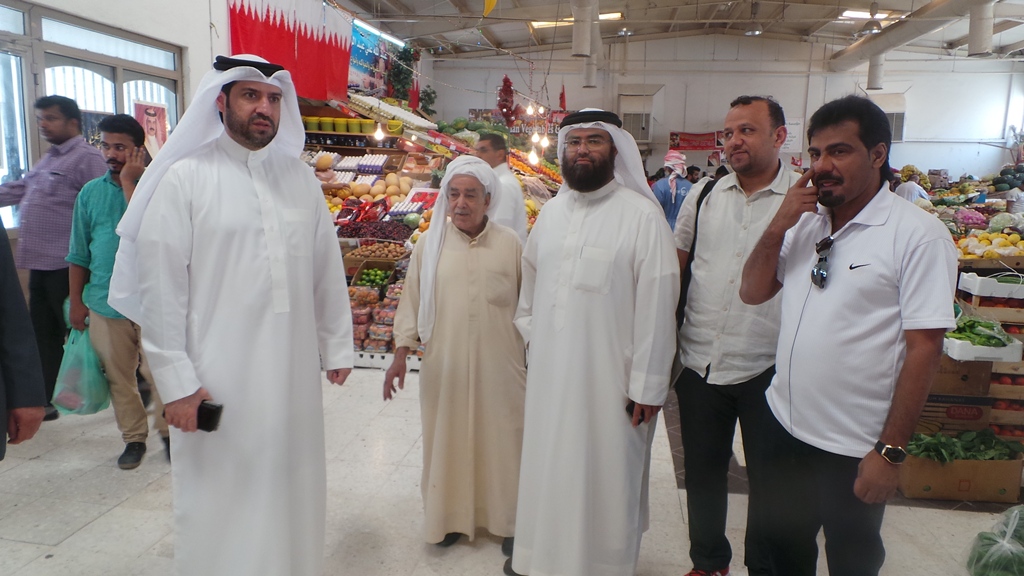 مدير عام بلدية "الجنوبية" يقوم بجولة تفقدية في سوق الرفاع المركزي