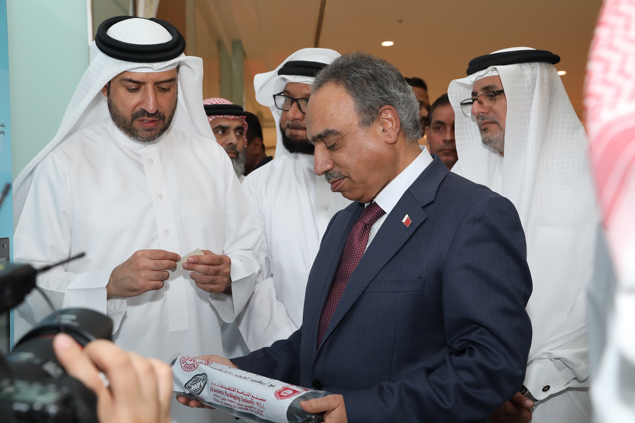 خلف يدشن أجهزة صرف أكياس القمامة المتطورة في "الجنوبية"