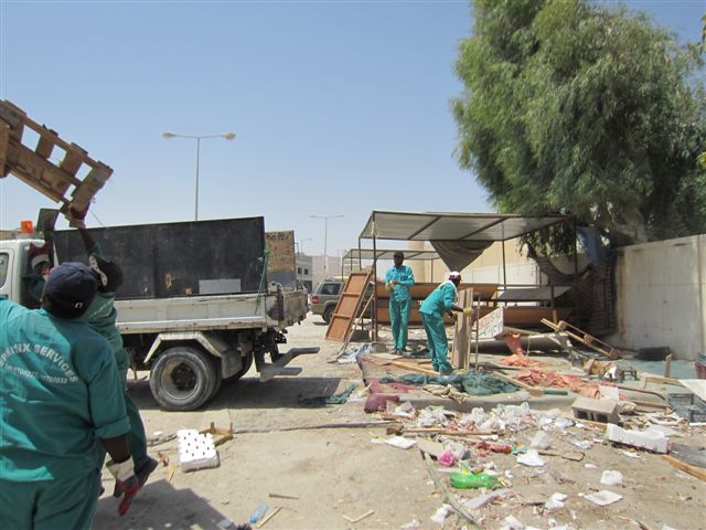 البلدية الجنوبية تنظم حملة لإزالة فرشات الباعة الجائلين