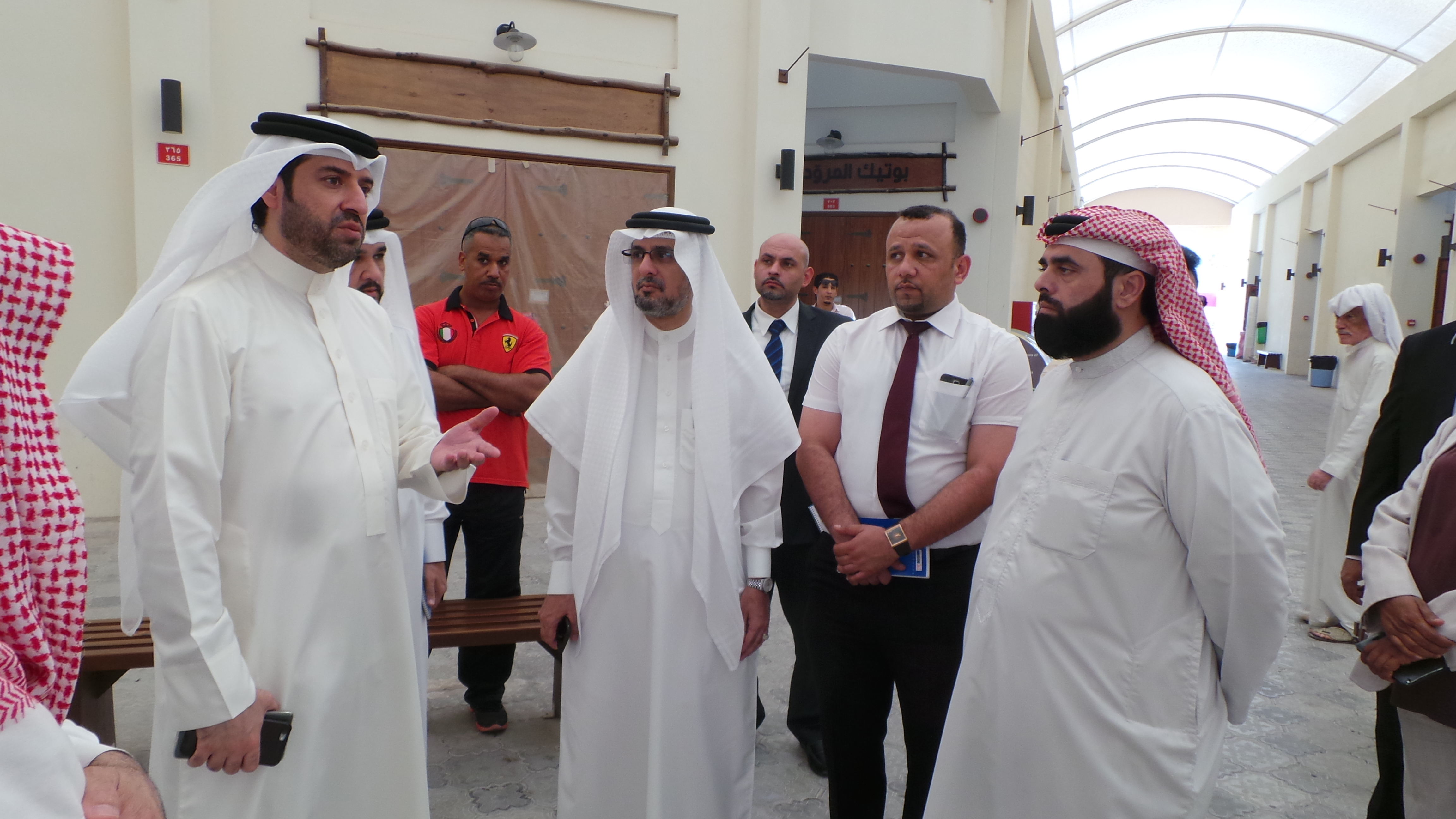 استمع إلى ملاحظات واحتياجات المنتفعين بالمحلات وكيل "البلديات" يقوم بزيارة تفقدية للسوق الشعبي بمدينة عيسى