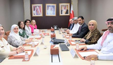 الوزير المبارك خلال لقاءه نادي البحرين للحدائق