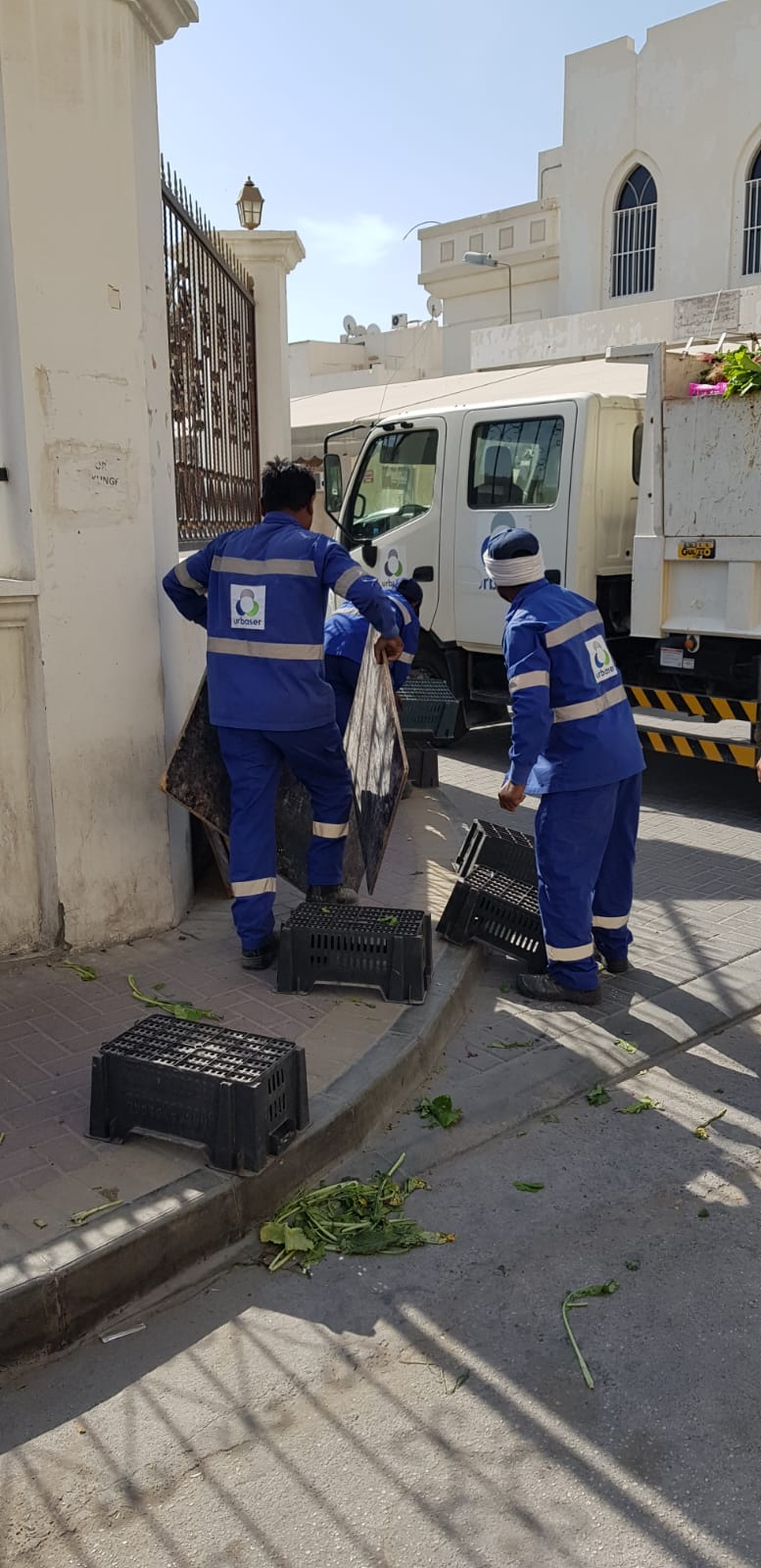بلدية &quot;الجنوبية&quot; تقوم بحملة واسعة على الباعة الجائلين في مجمع 907 بالرفاع