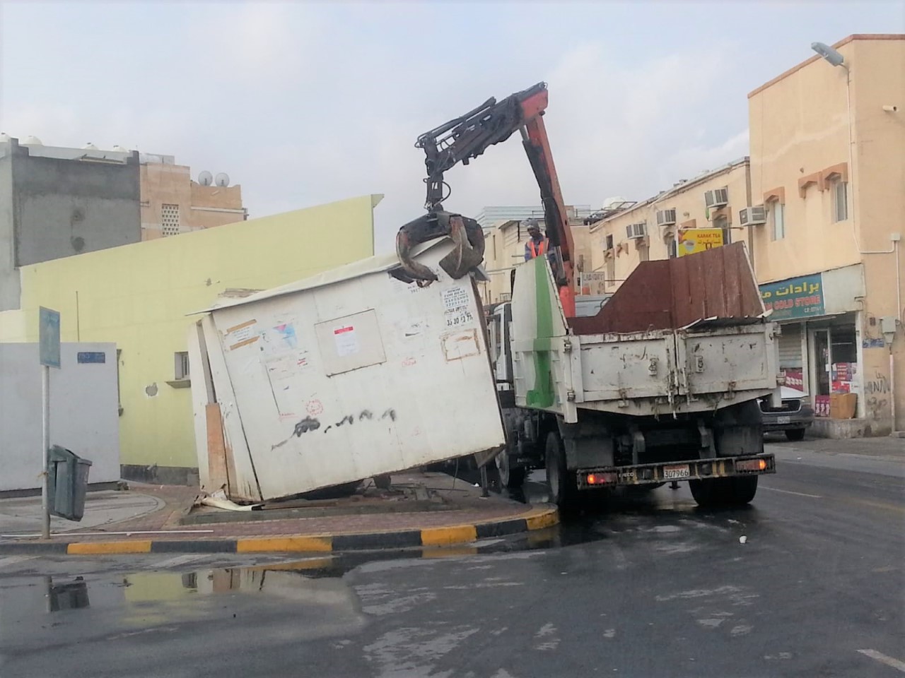 بلدية &quot;الجنوبية&quot; تزيل عدد من الكبائن والأكشاك المخالفة