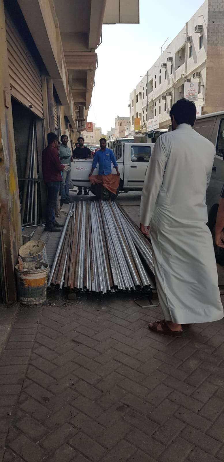 بلدية &quot;الجنوبية&quot; تزيل مخالفات إشغال المحلات للطريق في الحجيات