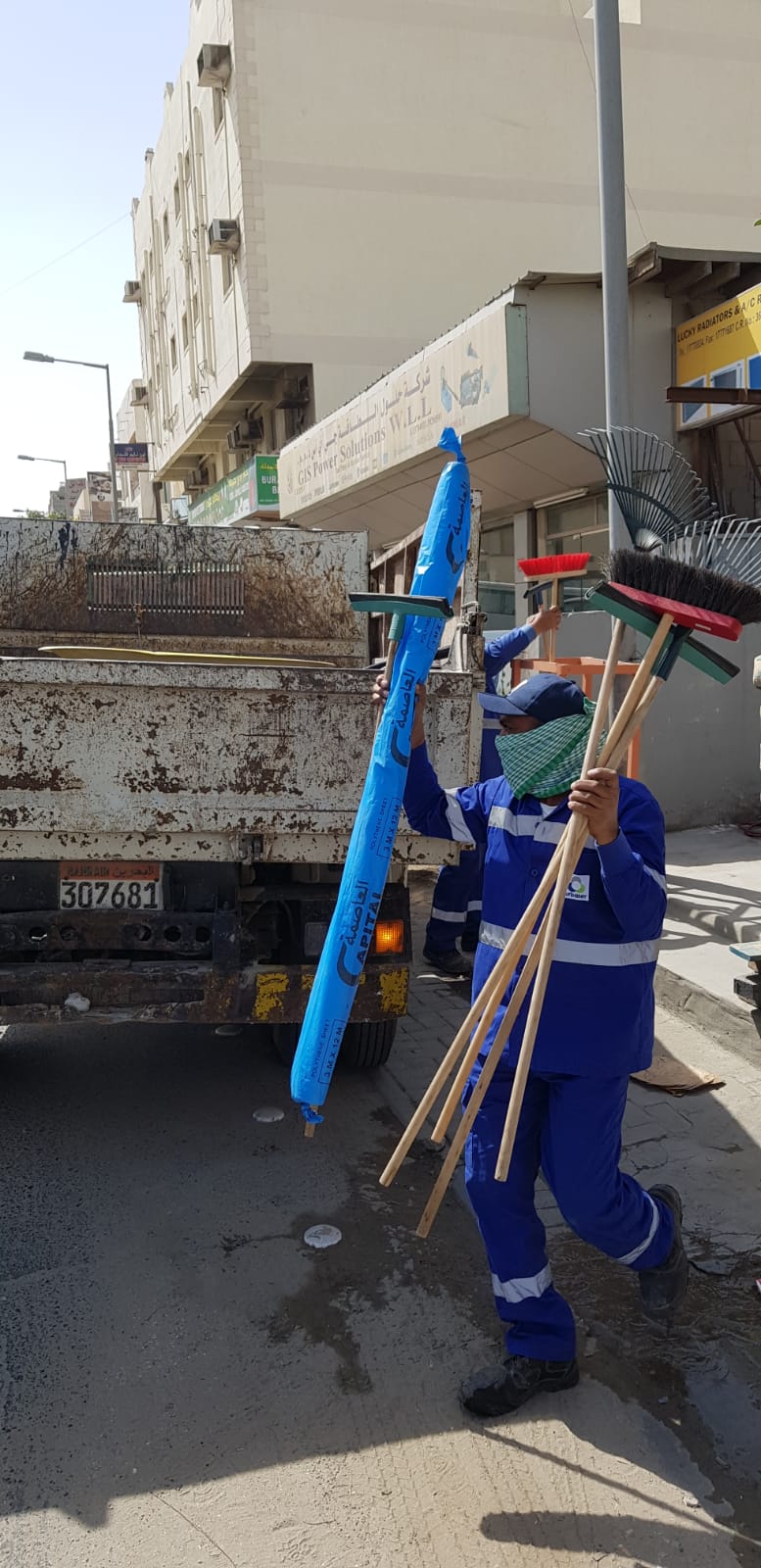 بلدية &quot;الجنوبية&quot; تزيل مخالفات إشغال المحلات للطريق في الحجيات