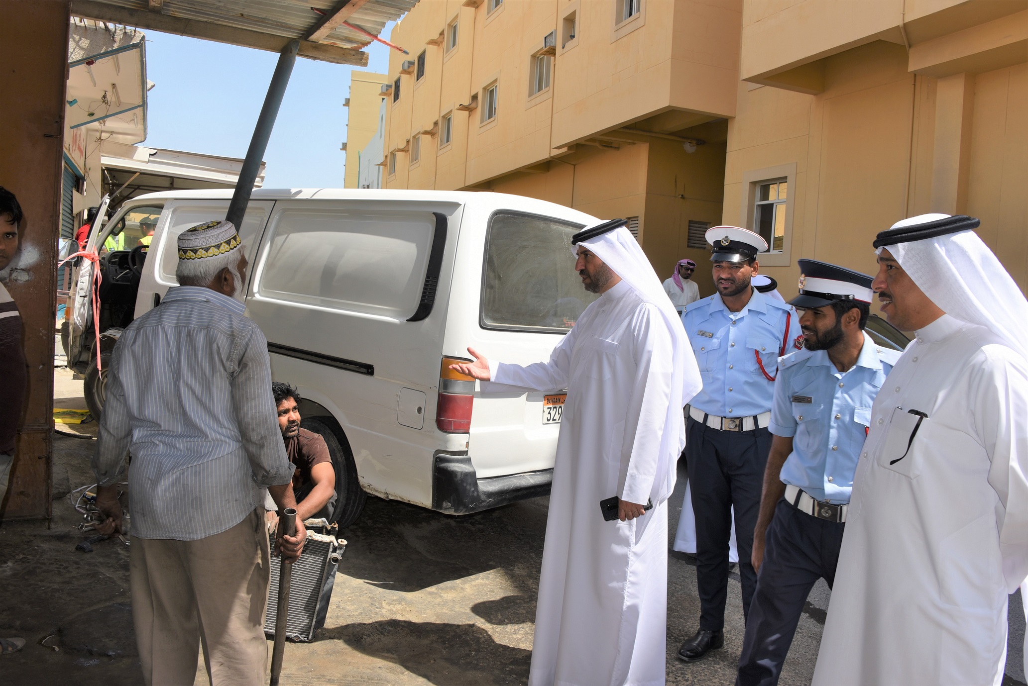 بلدية &quot;الجنوبية&quot; تقوم بحملة واسعة على المخالفات في سوق الرفاع