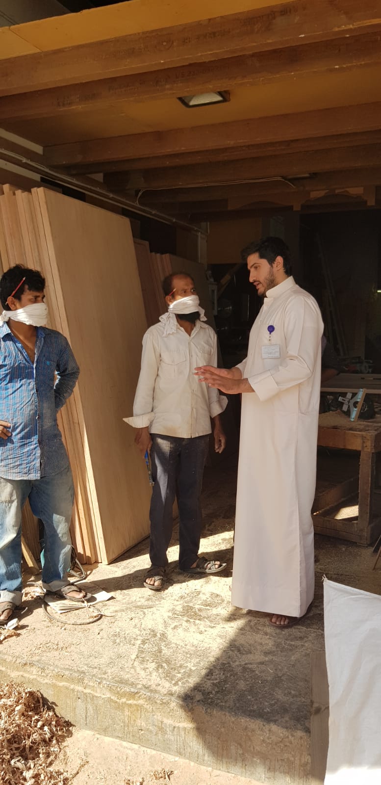 بلدية &quot;الجنوبية&quot; تزيل مخالفات إشغال الطرق في مجمع 939 بالرفاع