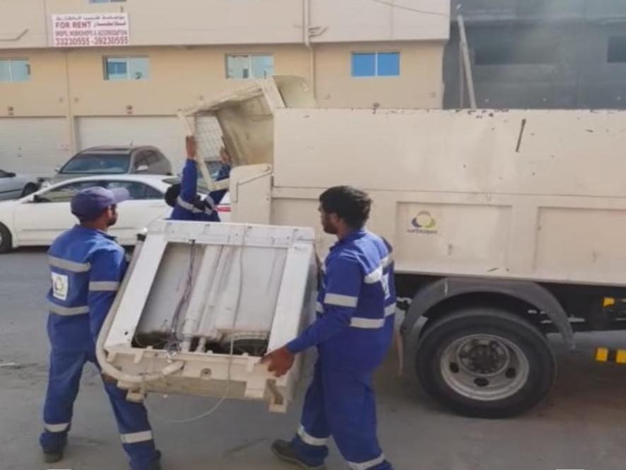 بلدية "الجنوبية" تزيل إنشاءات مخالفة لقانون إشغال الطريق العام