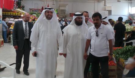 مدير عام بلدية "الجنوبية" يقوم بجولة تفقدية في سوق الرفاع المركزي
