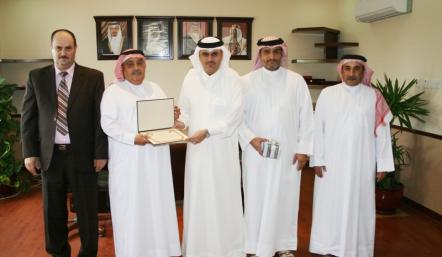 مدير عام بلدية الجنوبية يكرم رئيس الموارد البشرية بعد تقاعده المبكر