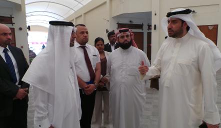 استمع إلى ملاحظات واحتياجات المنتفعين بالمحلات وكيل "البلديات" يقوم بزيارة تفقدية للسوق الشعبي بمدينة عيسى