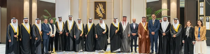 سمو رئيس الوزراء لدى زيارته لغرفة صناعة وتجارة البحرين 