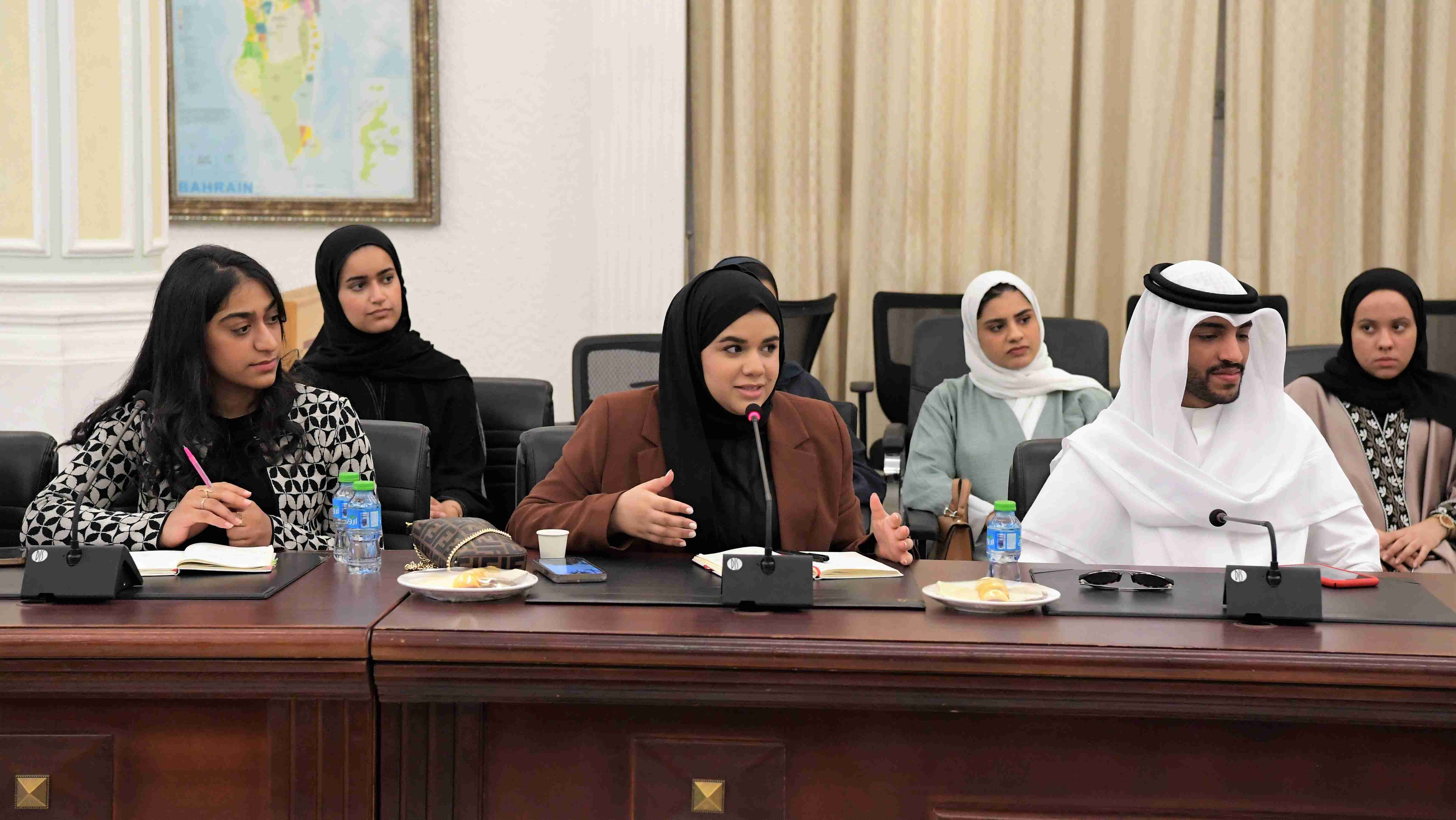 خلال لقائه بالمشاركين في برنامج (هايبو يوث)   الوزير المبارك: مبادرات حكومية متكاملة لدعم وتمكين الشباب البحريني