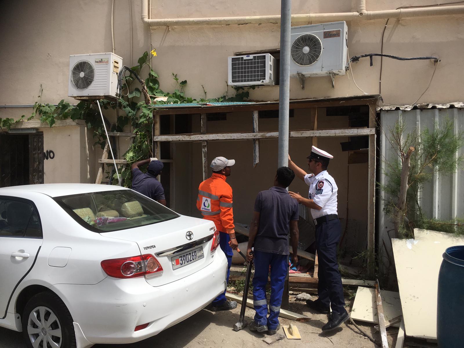 بلدية "الجنوبية" تزيل إنشاءات مخالفة لقانون إشغال الطريق العام
