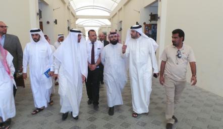 استمع إلى ملاحظات واحتياجات المنتفعين بالمحلات... وكيل "البلديات" يقوم بزيارة تفقدية للسوق الشعبي بمدينة عيسى