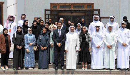 خلال لقائه بالمشاركين في برنامج (هايبو يوث)   الوزير المبارك: مبادرات حكومية متكاملة لدعم وتمكين الشباب البحريني