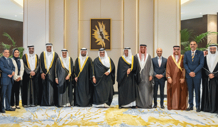 سمو رئيس الوزراء لدى زيارته لغرفة صناعة وتجارة البحرين 